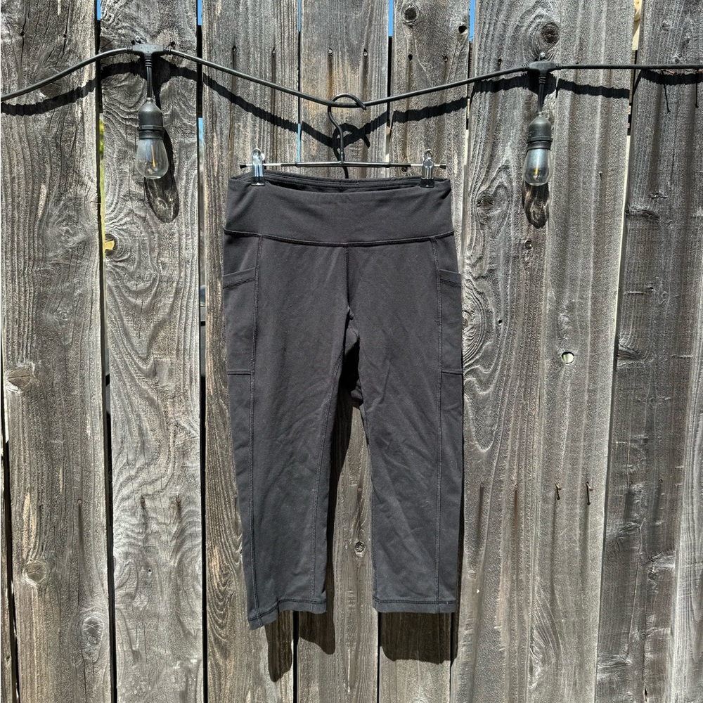 Lucy Activewear Black Cropped Mid-Rise Athletic Leggings with pockets medium